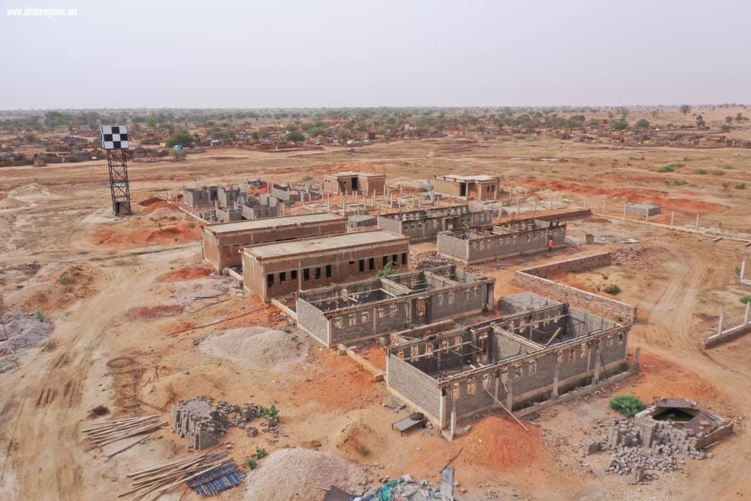 الطاهر حجر يقف على سير العمل بالقرية النموذجية التي تنفذه قطر الخيرية بشرق دارفور