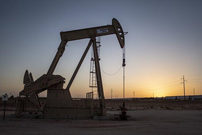  النفط يعوض بعض خسائره ويصعد 1.2% إلى 74.5 دولار 