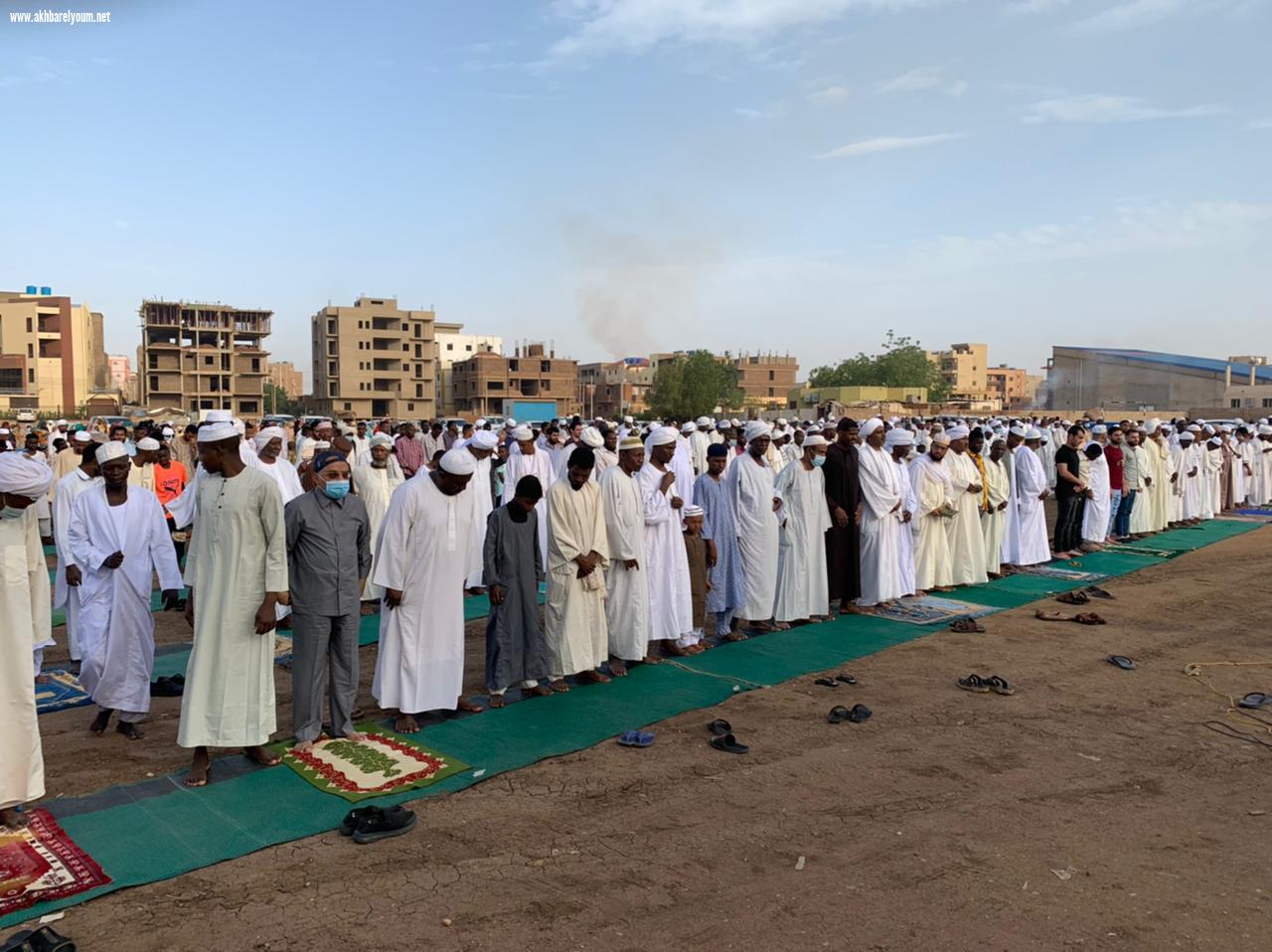 سفير خادم الحرمين الشريفين يؤدي صلاة العيد بمصلي العيد بكافوري